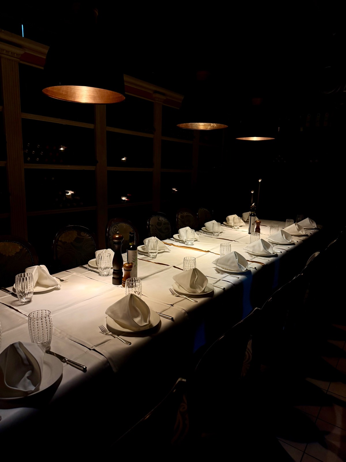 Der Weinkeller im Ristorante Accademia del Gusto — Tafel für bis zu 20 Personen