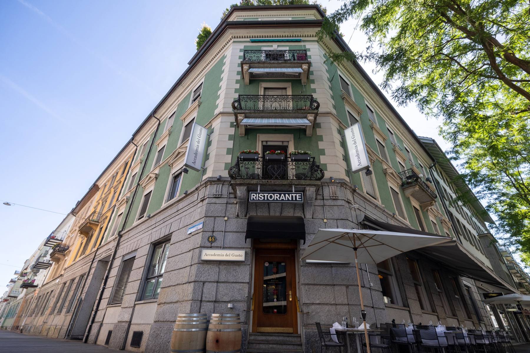 Die Accademia del Gusto an der Rotwandstrasse 48 in Zürich — Aussenansicht mit Terrasse
