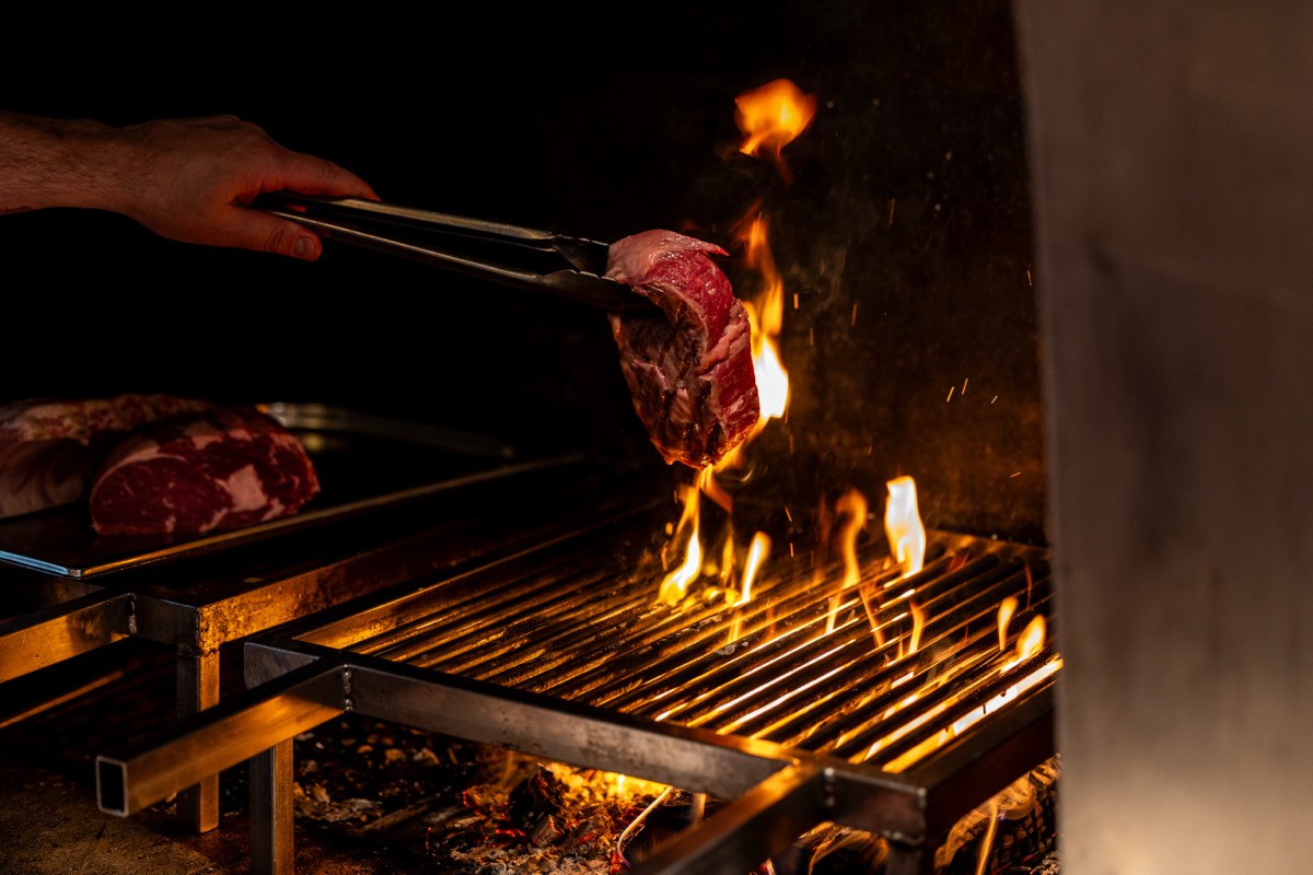 Fleisch vom Holzkohlegrill — über offenem Feuer zubereitet
