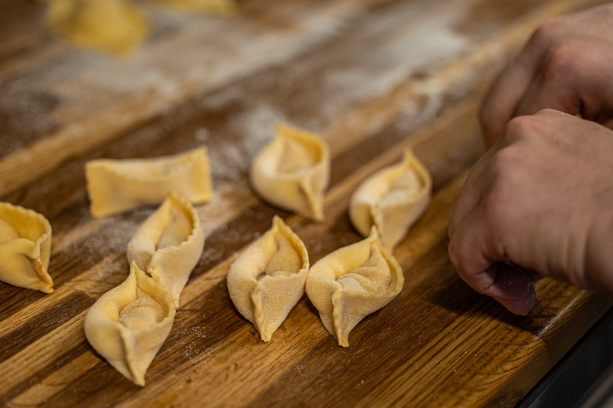Pasta fatta in casa — hausgemachte Ravioli in Handarbeit